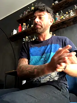 Snapshot of MatteoDom85 chatting on October 18, 9:03 am MatteoDom85 online show from October 18, 9:03 am