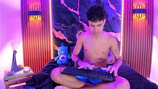 Snapshot of Lucky_boys__X chatting on February 8, 1:59 pm Lucky boys X online show from February 8, 1:59 pm