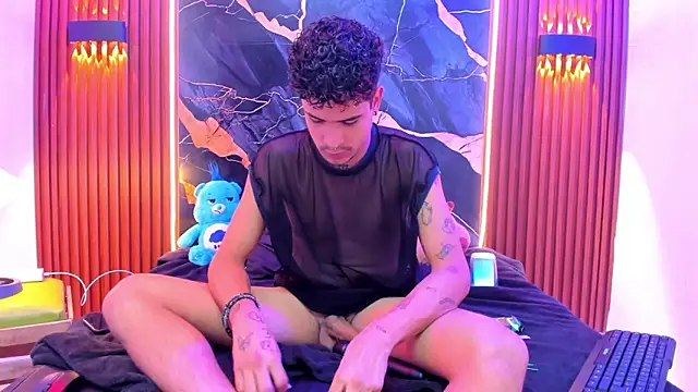 Snapshot of Lucky_boys__X chatting on February 13, 6:02 pm Lucky boys X online show from February 13, 6:02 pm