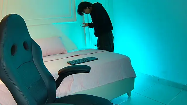 toji luxxer online show from September 17, 12:06 pm