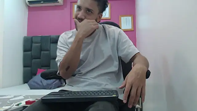 Snapshot of Juan_FelipeX01 chatting on October 20, 4:55 pm Juan FelipeX01 online show from October 20, 4:55 pm
