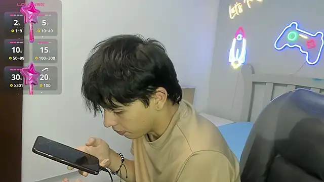 StiwenTwink online show from December 19, 11:45 pm