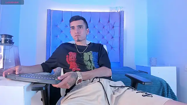 Snapshot of Ethan_Boy_ chatting on October 18, 9:42 pm Ethan Boy online show from October 18, 9:42 pm