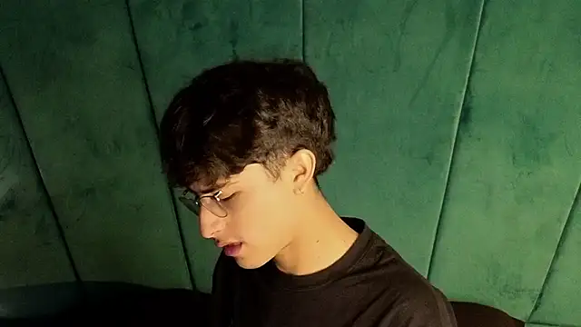 Aaron Eze online show from October 24, 10:44 pm