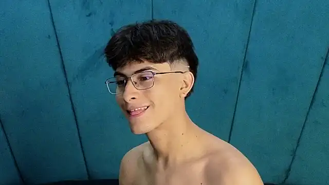 Aaron Eze online show from November 6, 11:30 pm