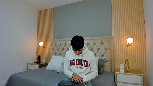 Maxii18  online show from January 16, 2:47 am