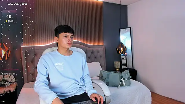 Maxii18  online show from November 11, 7:08 pm