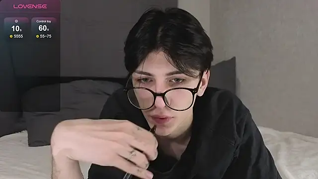 Oliver star boy  online show from December 19, 8:50 pm