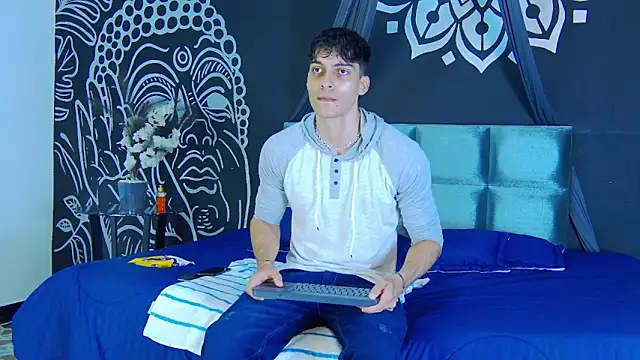 AlessioVitale online show from December 15, 12:02 pm