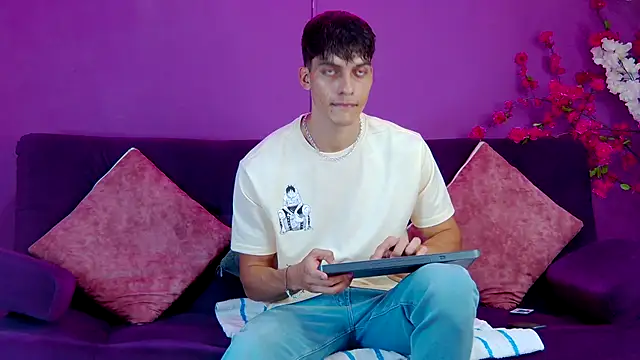 AlessioVitale online show from November 28, 12:29 pm