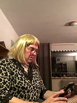 simone xdressing online show from September 29, 11:55 pm