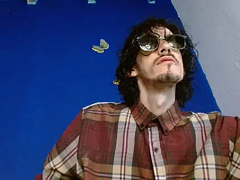 sk8-boy online show from December 18, 1:29 pm