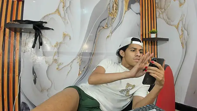 Victor LatinBoy online show from January 6, 5:28 pm