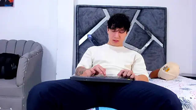 Liam saint online show from February 4, 12:22 pm