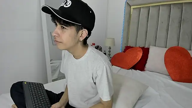 julian xx online show from February 7, 7:41 pm