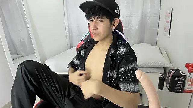 julian xx online show from March 11, 7:10 pm