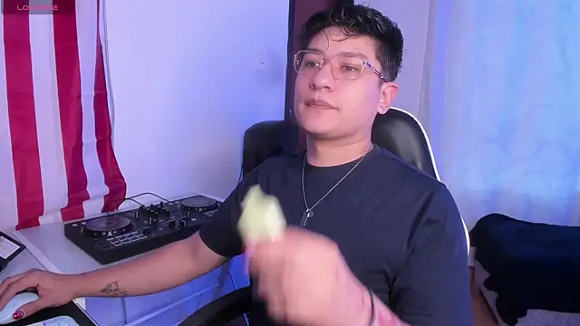 Theo Rowan online show from April 17, 11:46 am