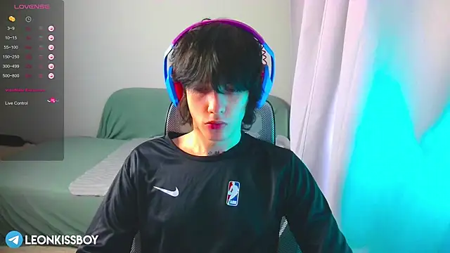 LeonBoykisser online show from March 29, 10:37 am