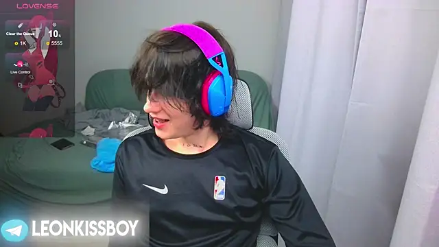 LeonBoykisser online show from April 16, 1:33 pm