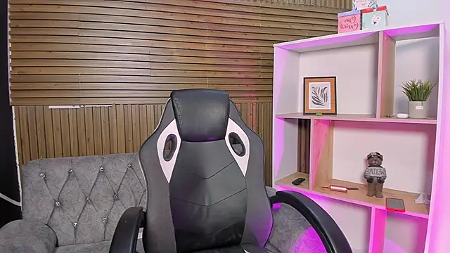 noahWolff  online show from February 27, 5:41 am