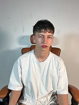 ARON LUXX online show from April 1, 2:03 pm