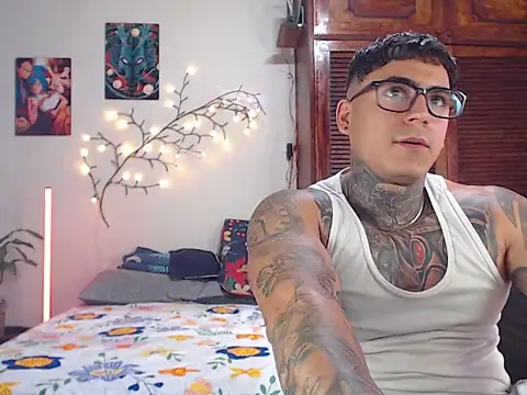 maxstrom111 online show from April 29, 6:47 pm