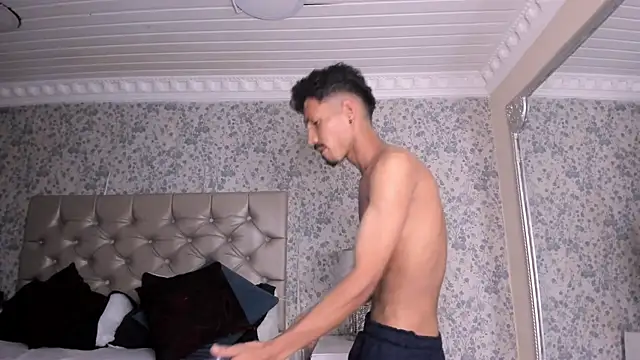 NoaahTylor online show from April 5, 12:30 am