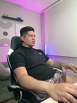 Snapshot of _robertobaggioo chatting on February 22, 12:28 pm robertobaggioo online show from February 22, 12:28 pm