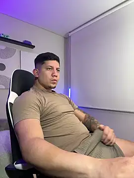 Snapshot of _robertobaggioo chatting on February 28, 6:45 am robertobaggioo online show from February 28, 6:45 am