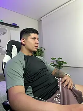 Snapshot of _robertobaggioo chatting on February 19, 12:34 pm robertobaggioo online show from February 19, 12:34 pm