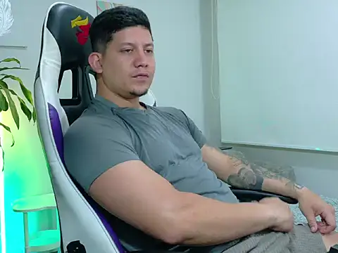 Snapshot of _robertobaggioo chatting on February 12, 12:55 pm robertobaggioo online show from February 12, 12:55 pm