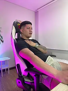 Snapshot of _robertobaggioo chatting on February 15, 10:35 am robertobaggioo online show from February 15, 10:35 am