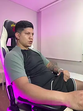 Snapshot of _robertobaggioo chatting on February 14, 1:06 pm robertobaggioo online show from February 14, 1:06 pm