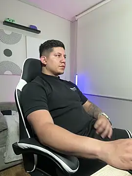 Snapshot of _robertobaggioo chatting on February 21, 9:21 am robertobaggioo online show from February 21, 9:21 am