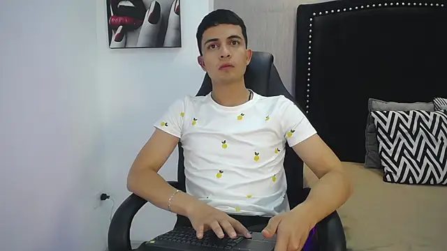 NewYoungHot online show from April 11, 8:34 pm