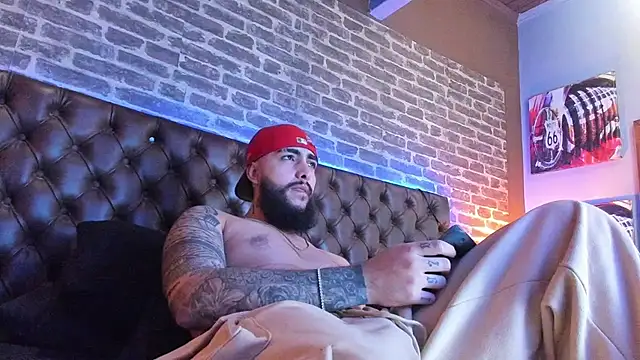 SantiagoHincapiie online show from March 8, 4:38 am