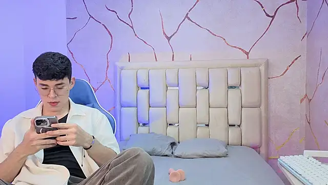 Tom Parker  online show from March 21, 11:09 pm