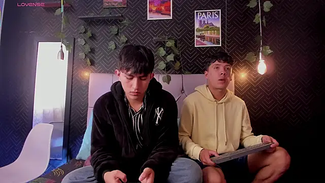 Hoot boyss  online show from May 16, 7:34 pm