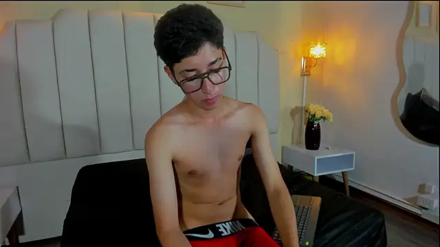 Phillip diaz online show from July 15, 11:33 pm