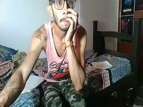 Snapshot of alisterxxx chatting on December 5, 11:38 am alisterxxx online show from December 5, 11:38 am