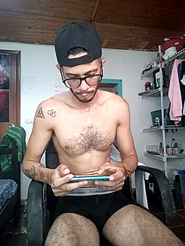 Snapshot of alisterxxx chatting on January 8, 12:58 pm alisterxxx online show from January 8, 12:58 pm