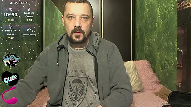 Snapshot of DanielOhCool chatting on December 23, 8:22 am DanielOhCool online show from December 23, 8:22 am