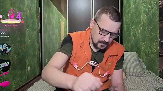 Snapshot of DanielOhCool chatting on October 13, 7:36 am DanielOhCool online show from October 13, 7:36 am