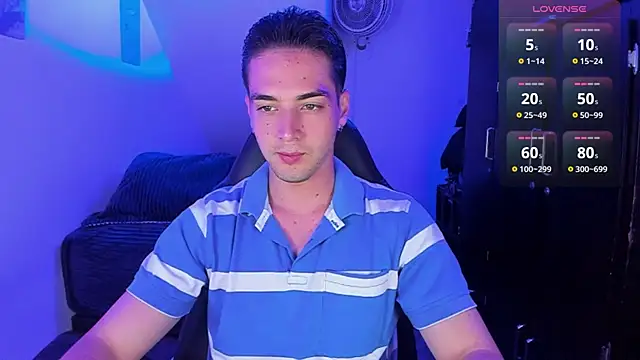 Snapshot of Alex_smith00 chatting on December 21, 2:41 am Alex smith00 online show from December 21, 2:41 am