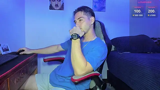 Snapshot of Alex_smith00 chatting on October 14, 11:12 pm Alex smith00 online show from October 14, 11:12 pm