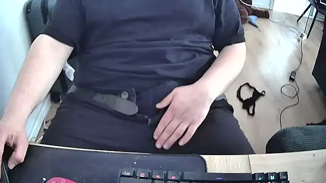 ChubbyTeen2003 online show from April 24, 11:01 am