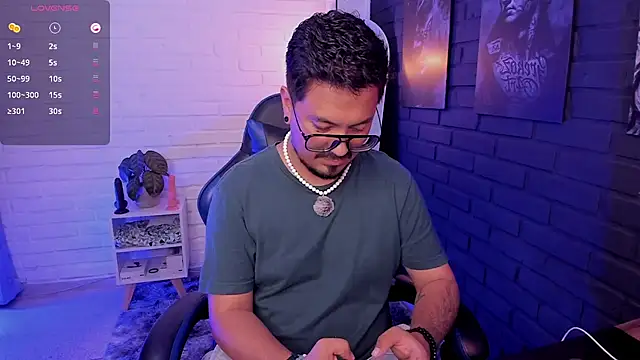 DaviidEvans  online show from May 25, 1:01 am