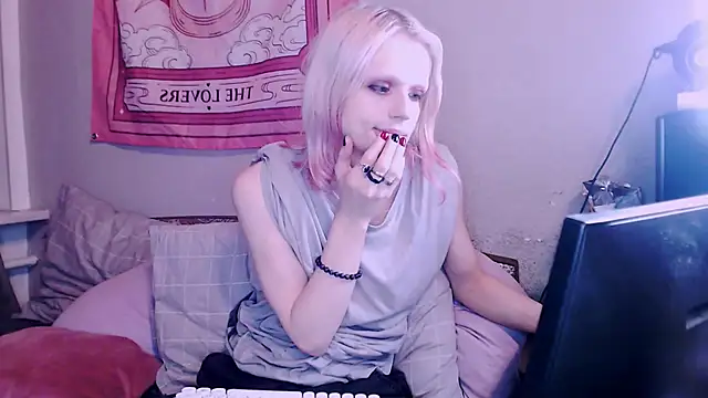 Alien Bella online show from December 18, 1:29 pm