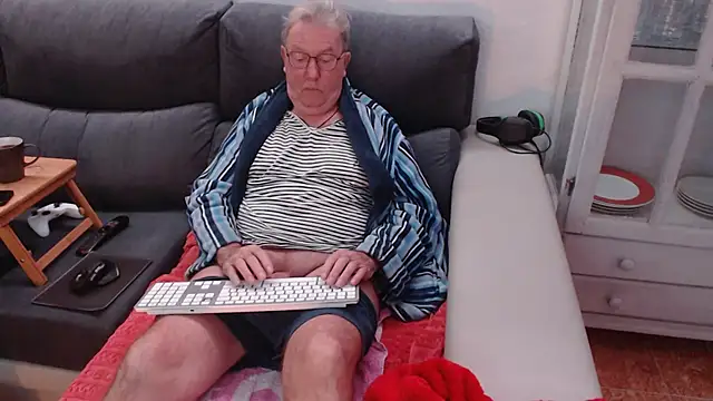 Snapshot of Nudelschwanz chatting on February 9, 6:01 am Nudelschwanz online show from February 9, 6:01 am