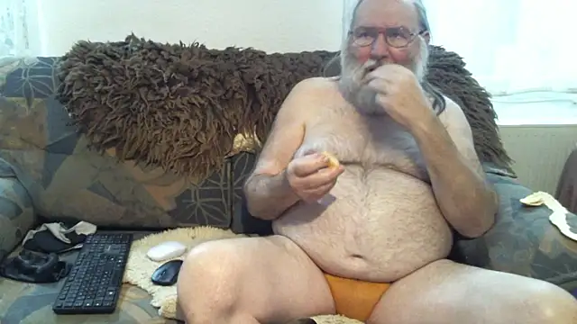SexySantaC online show from December 11, 4:05 pm